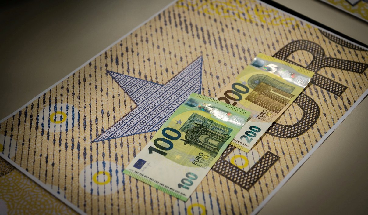 BCE pune în circulatie noile bancnote de 100 EUR si 200 EUR