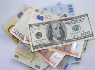 Cursul Euro scade iarasi sub nivelul de 15 lei, dolarul SUA depaseste pragul de 12 lei