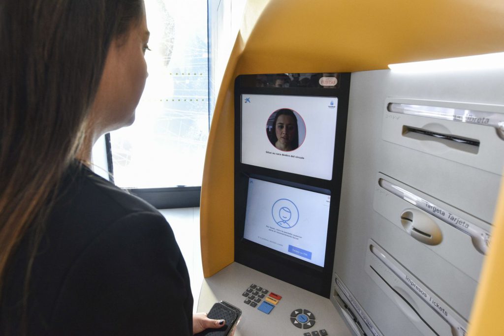 Premiera mondiala: CaixaBank introduce tehnologia de recunoastere faciala la bancomat