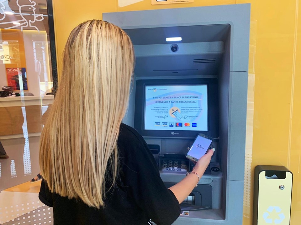 Banca Transilvania – prima banca din România clientii careia pot retrage contactless bani de la bancomat, cu telefonul