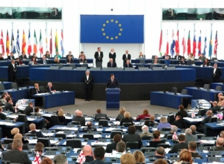 Parlamentul European a aprobat proiectul privind plafonarea comisioanelor interbancare la tranzactiile cu carduri