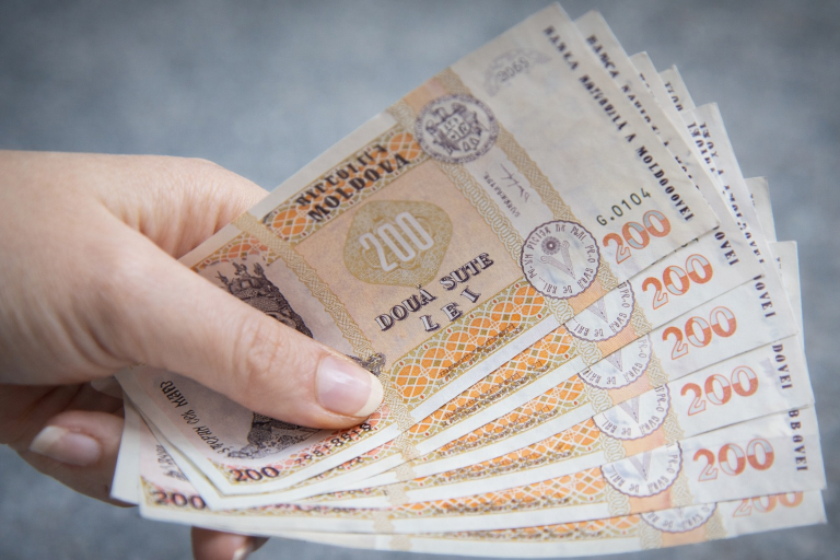 Tinerii din Moldova vor sa-si gestioneze mai bine banii, însa dar doar 10% trec testul financiar