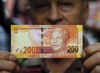 Chipul lui Nelson Mandela este acum pe noile bancnote puse în circulatie în Africa de Sud