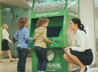 (foto, video) Sberbank a inventat si instalat în Moscova un bancomat care elibereaza bomboane
