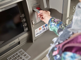 Bancile din România trebuie sa afiseze de astazi pe ecranele bancomatelor valoarea nominala a comisioanelor