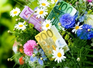 S-a trezit cu 90.000 de euro în cont din greseala bancii. I-a cheltuit si acum va achita datoria timp de 13 ani.