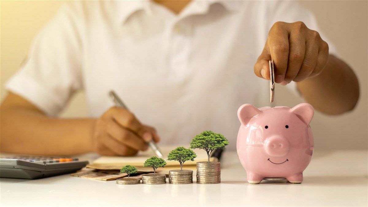 Sondaj: 8 din 10 români strâng cureaua. 57% amâna cumparaturile importante