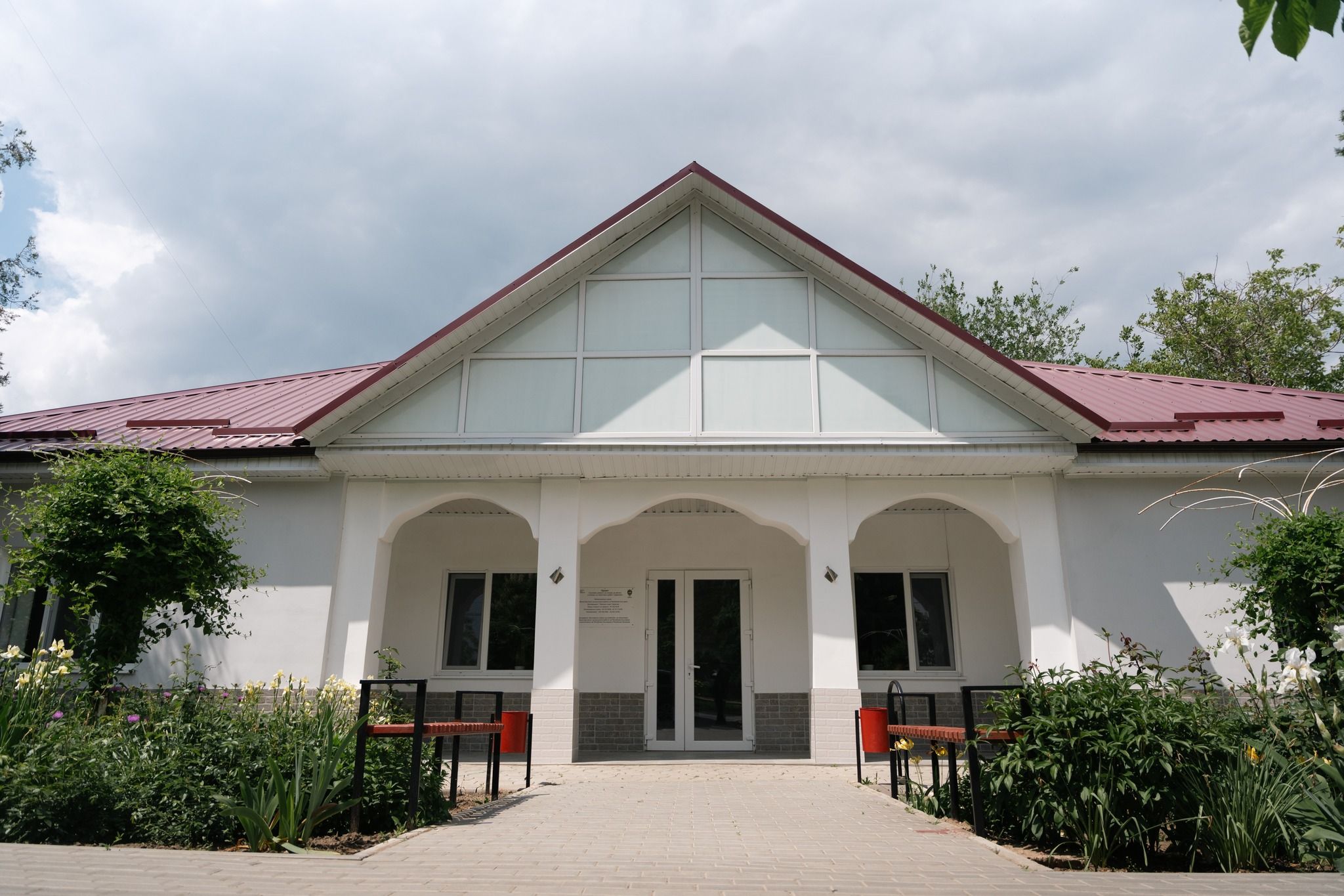 Moldindconbank investeste în educatia artistica: 98 de elevi din Taraclia vor avea o sala moderna de pictura