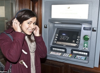 (video) Bancomate adaptate pentru persoanele nevazatoare. Vezi cum utilizeaza aceste persoane serviciile ATM-ului.