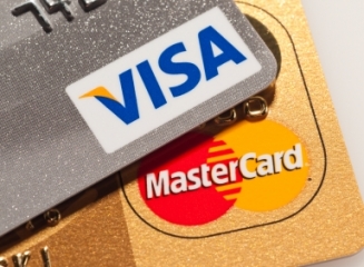 VISA si MasterCard au stopat deservirea cardurilor emise de 2 banci din Rusia